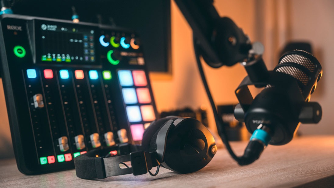 RØDECaster Pro II, sluchátka a mikrofon