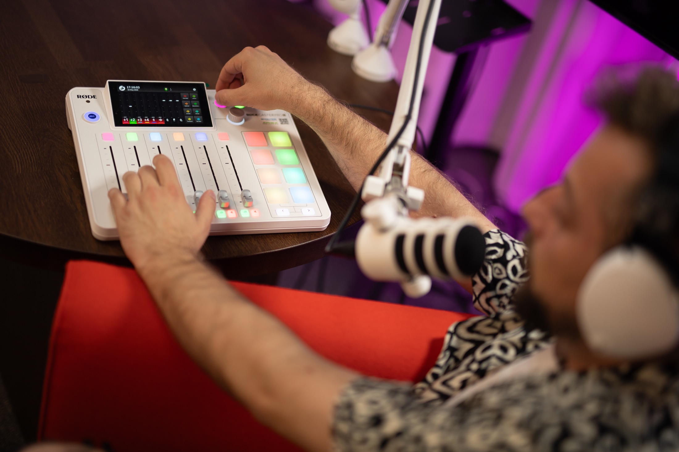 Ovládání podcastové konzole RØDECaster Pro II během natáčení